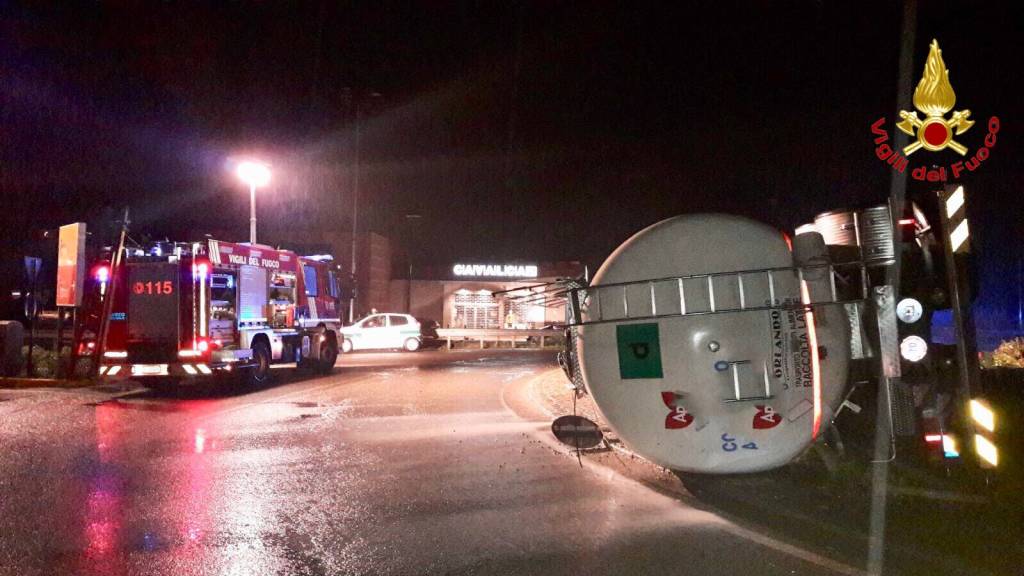 camion ribaltato vigili del fuoco varese