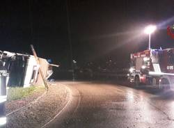 camion ribaltato vigili del fuoco varese