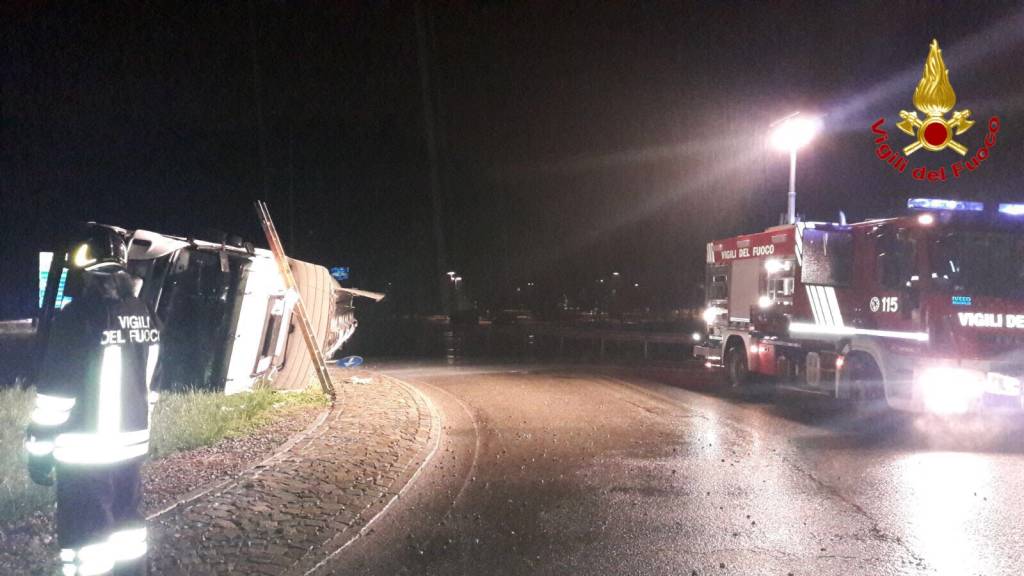 camion ribaltato vigili del fuoco varese