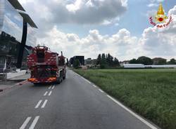 Camion con sostanze chimiche ribaltato sulla Varesina