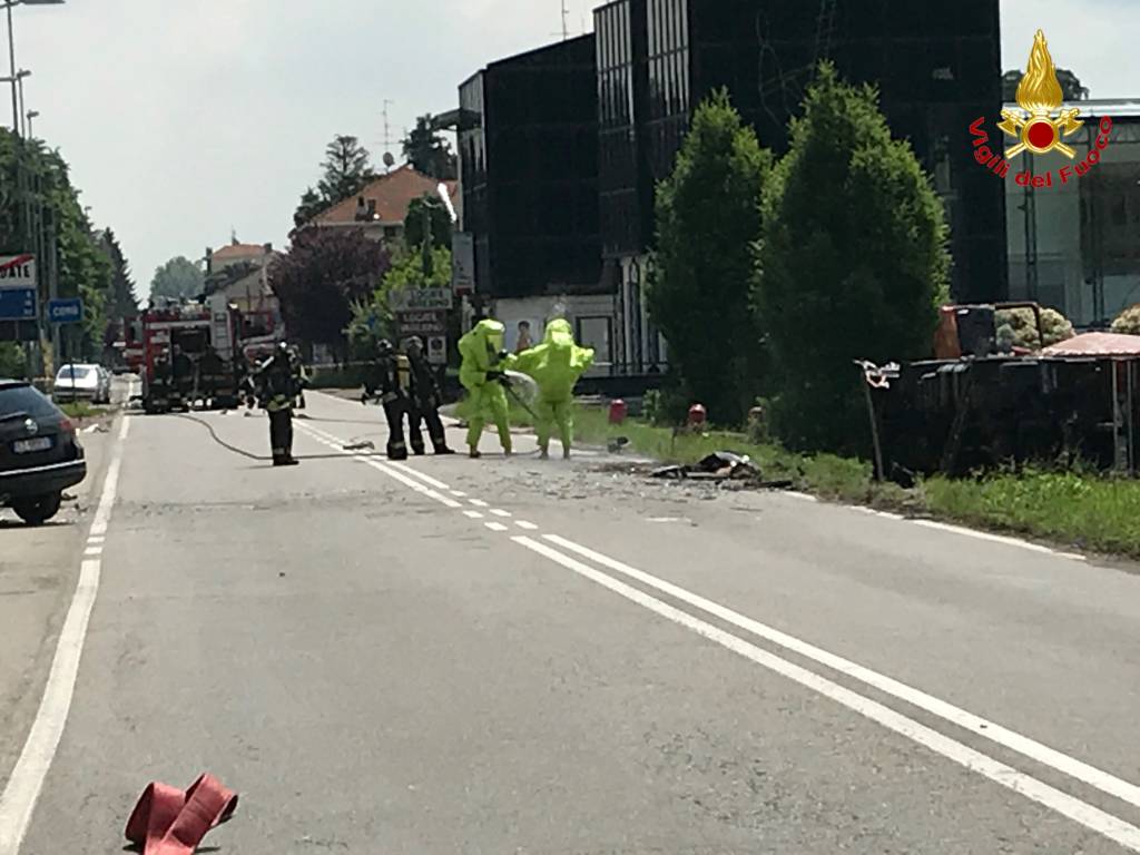 Camion con sostanze chimiche ribaltato sulla Varesina