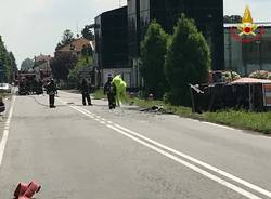 Camion con sostanze chimiche ribaltato sulla Varesina