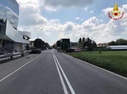 Camion con sostanze chimiche ribaltato sulla Varesina