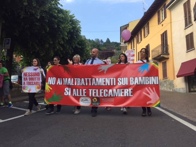 Gavirate: genitori in manifestazione