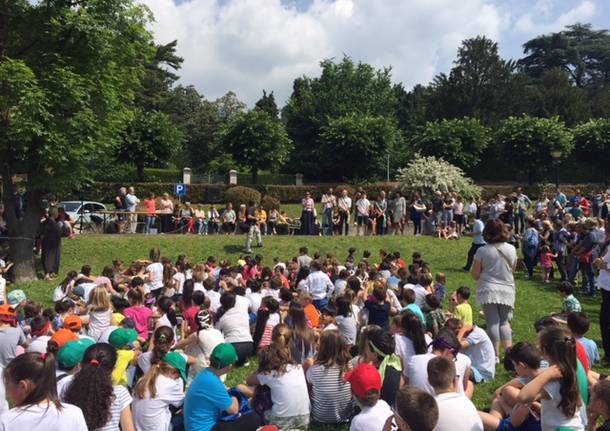 I bimbi e la danza per il loro bosco ferito