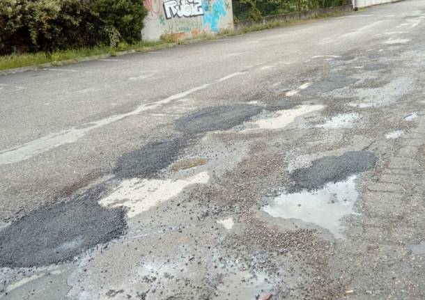 Rappezzate le buche nelle strade vicino alla sucola