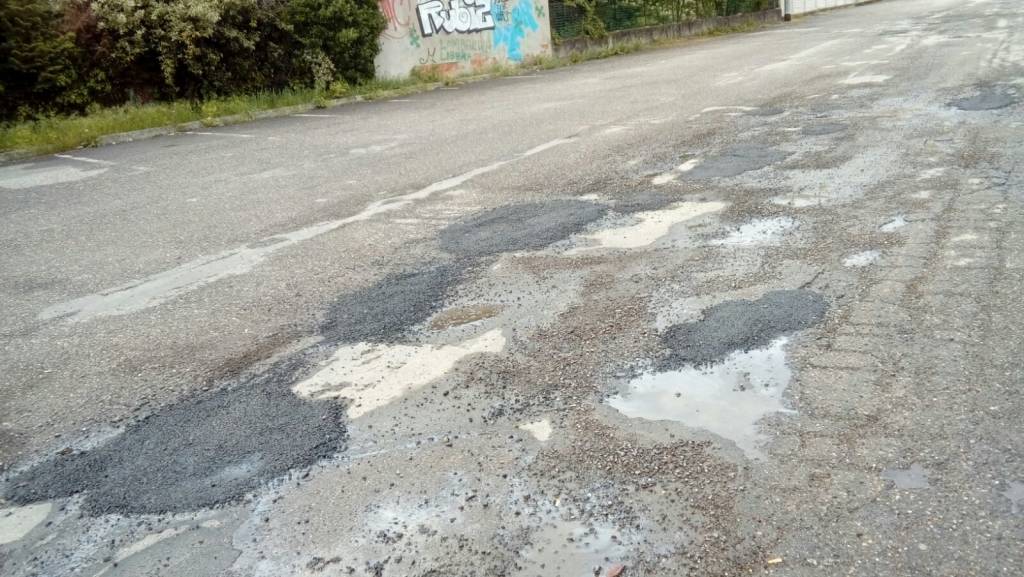 Rappezzate le buche nelle strade vicino alla sucola