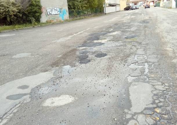 Rappezzate le buche nelle strade vicino alla scuola