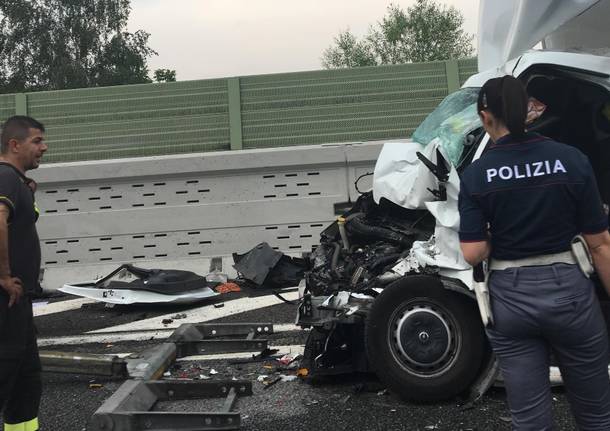 Camion e furgone, scontro in autostrada