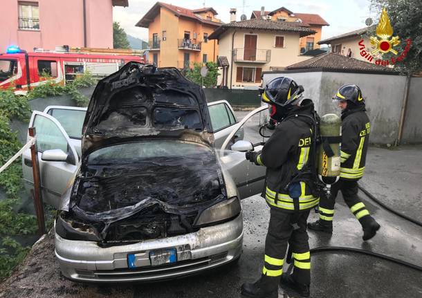 Incendio di un’autovettura in Via Cattaneo