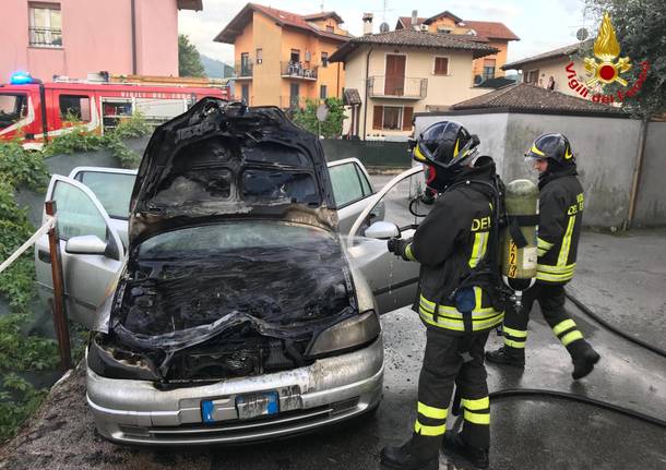 incendio di un'autovettura 