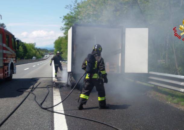 Incendio autocarro in A8