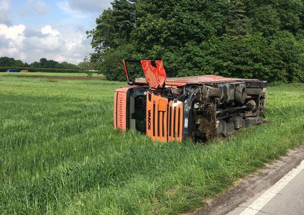 Incidente sulla Varesina, si ribalta un camion carico di sostanze chimiche