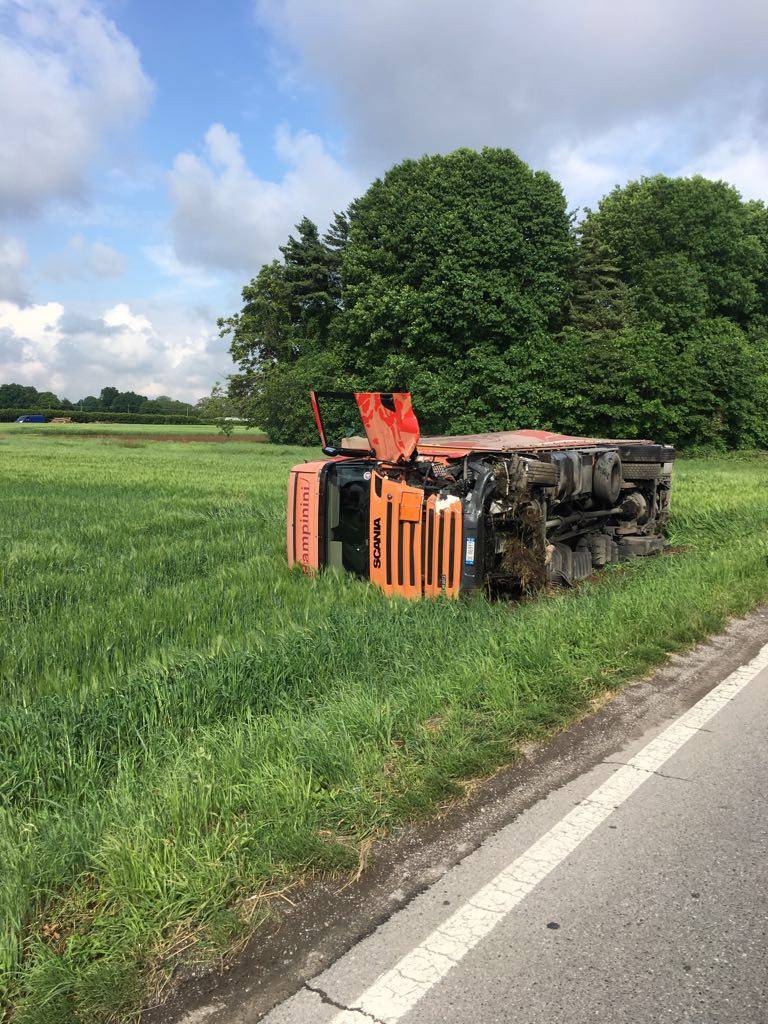 Incidente sulla Varesina, si ribalta un camion carico di sostanze chimiche