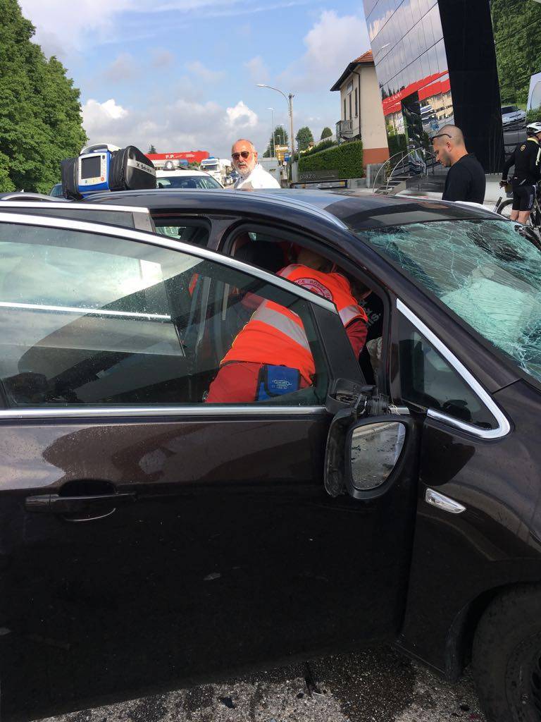 Incidente sulla Varesina, si ribalta un camion carico di sostanze chimiche