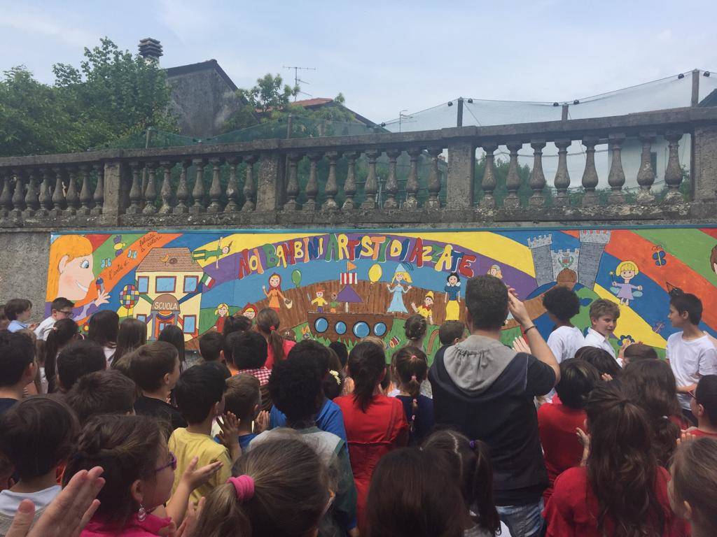 Murales ad Azzate, artisti i bmabini della scuola primaria