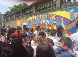 Murales ad Azzate, artisti i bmabini della scuola primaria