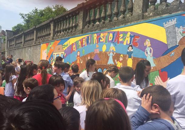 Murales ad Azzate, artisti i bmabini della scuola primaria