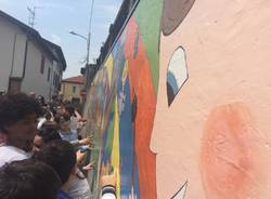 Murales ad Azzate, artisti i bmabini della scuola primaria