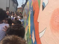 Murales ad Azzate, artisti i bmabini della scuola primaria