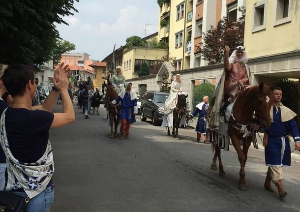 Le contrade sfilano per la città, tutto pronto al campo