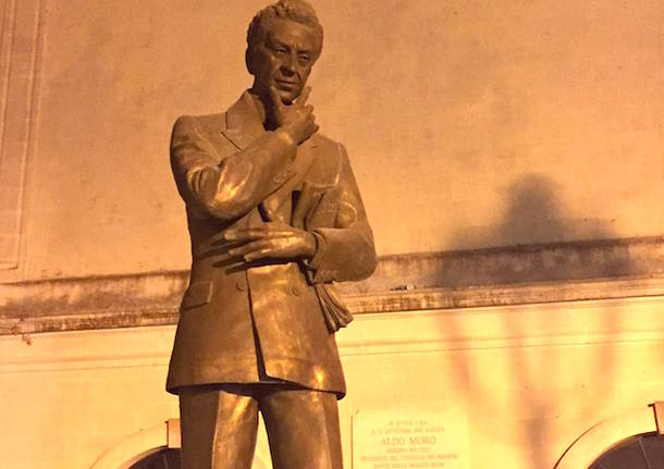 statua monumento aldo moro maglie lecce