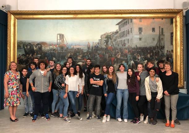 studenti ciceroni davanti a quadro battaglia di varese