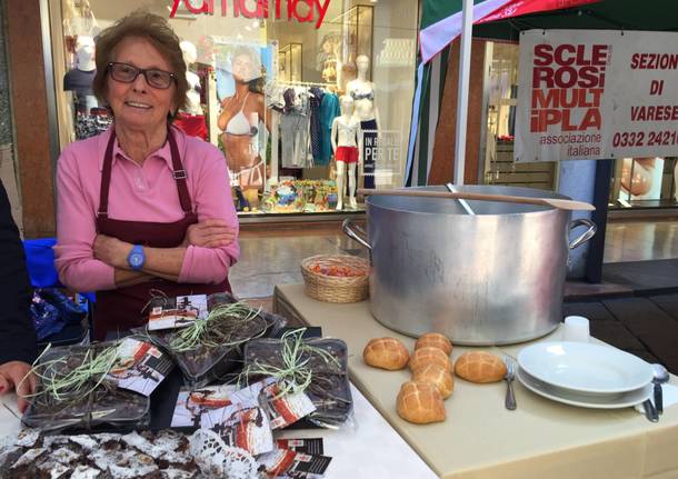 VareseSolidale: i banchetti in corso Matteotti