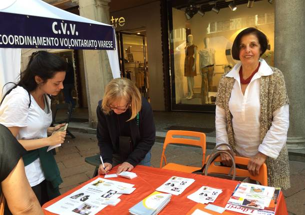 VareseSolidale: i banchetti in corso Matteotti