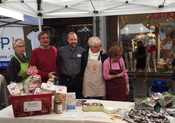 Il sole bacia i gazebo di VareseSolidale