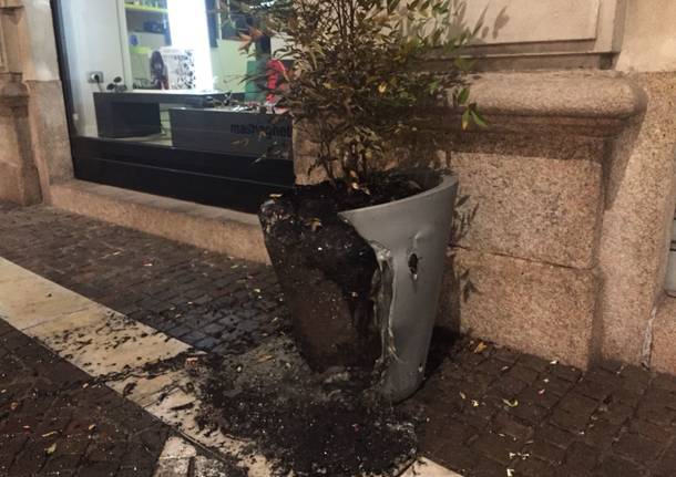 Vasone bruciato via Manzoni 