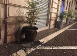 Vasone bruciato via Manzoni 