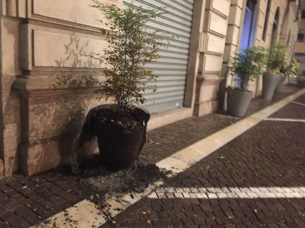 Vasone bruciato via Manzoni 
