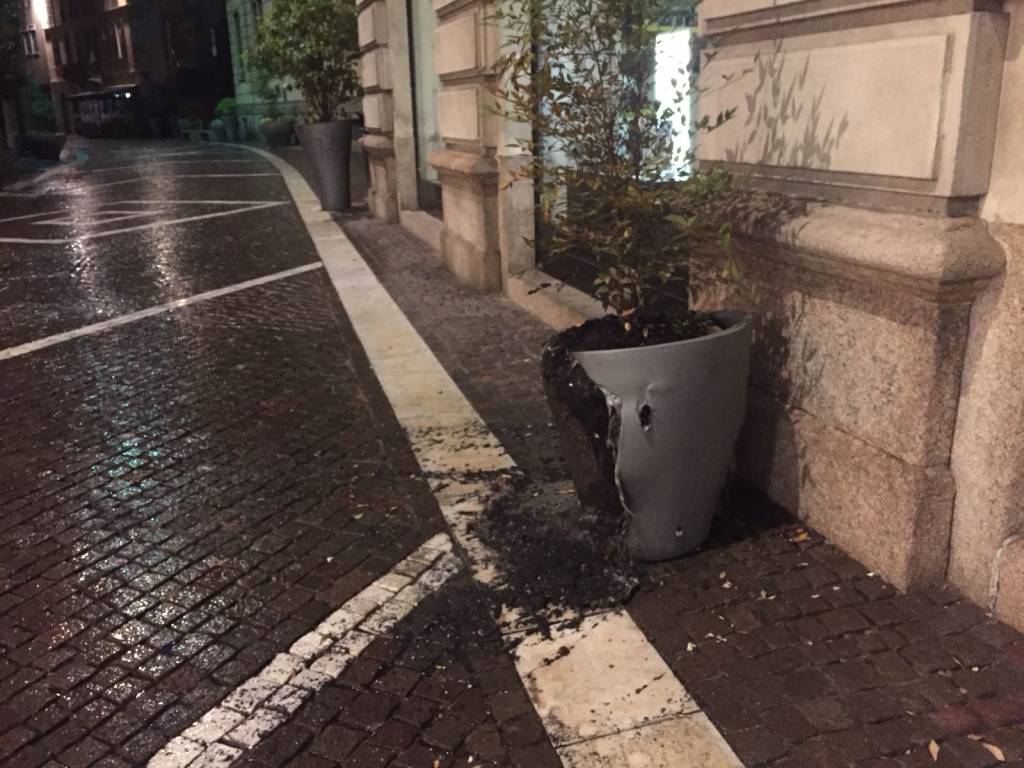 Vasone bruciato via Manzoni 