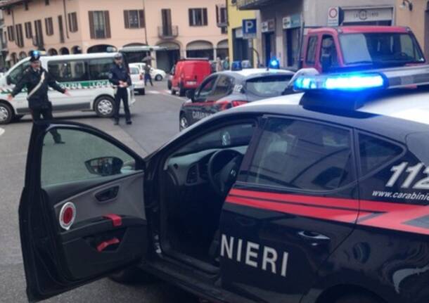 Nerviano, scoppia una lite e spunta un coltello in piazza Italia