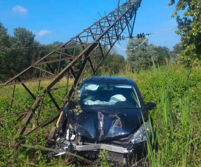 Auto abbatte traliccio dell'alta tensione