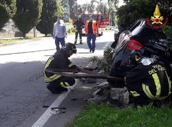 Auto contro centralina del gas a Viggiù