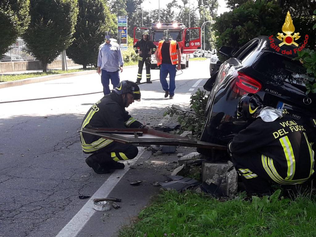 Auto contro centralina del gas a Viggiù