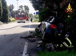 Auto contro centralina del gas a Viggiù