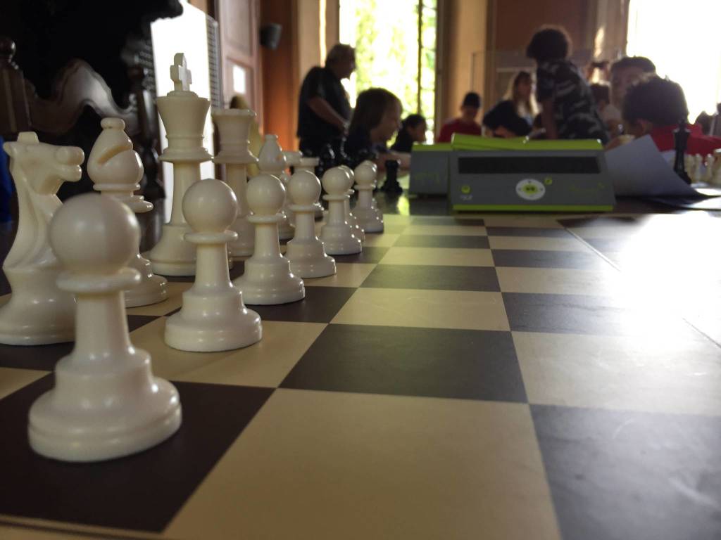 Azzate, inaugurazione della scacchiera "gigante"