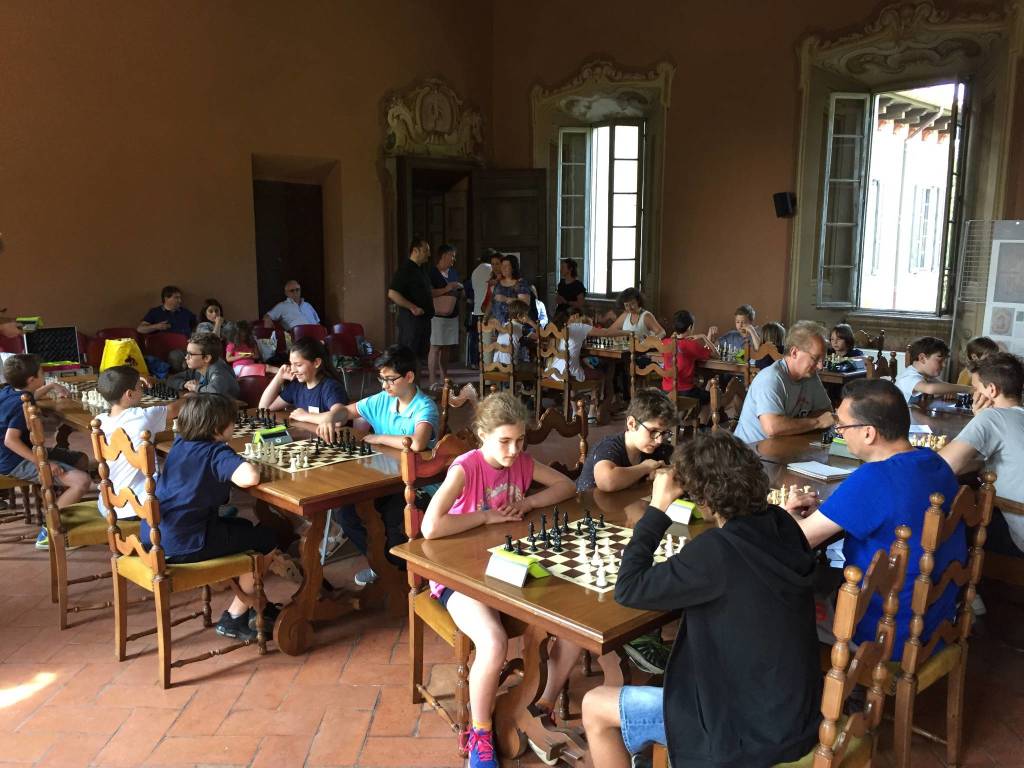 Azzate, inaugurazione della scacchiera "gigante"