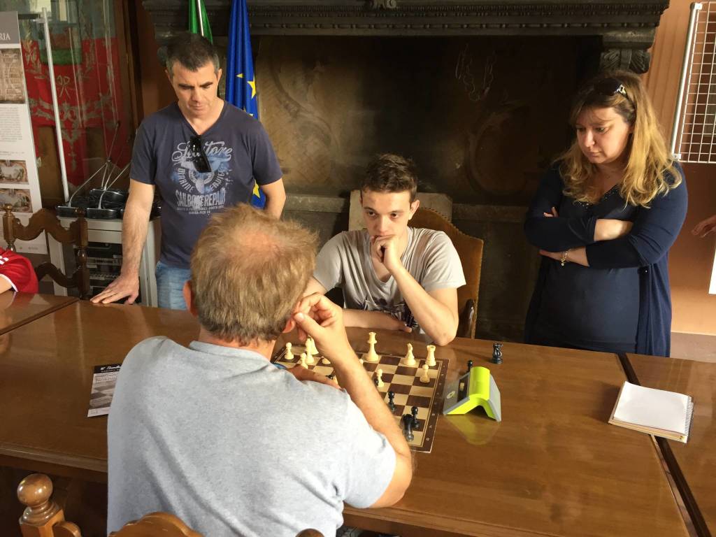 Azzate, inaugurazione della scacchiera "gigante"