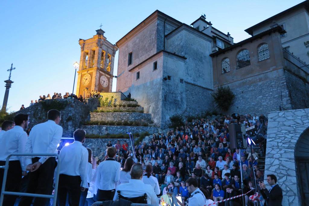 canti sotto la luna sacromonte sera