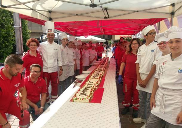 Sette metri di torta in piazza... per aiutare la Croce Rossa