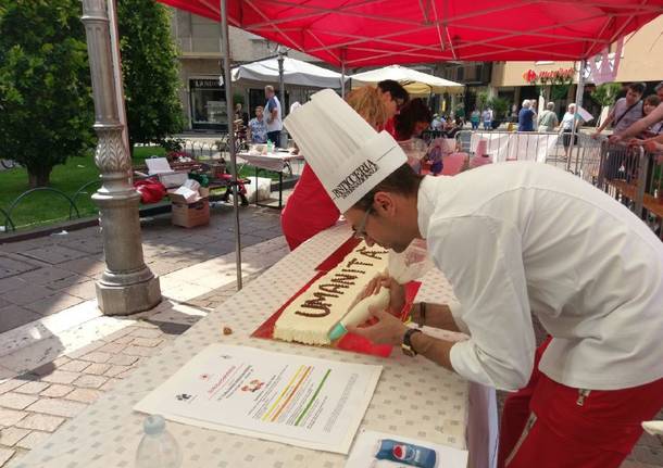 Sette metri di torta in piazza... per aiutare la Croce Rossa