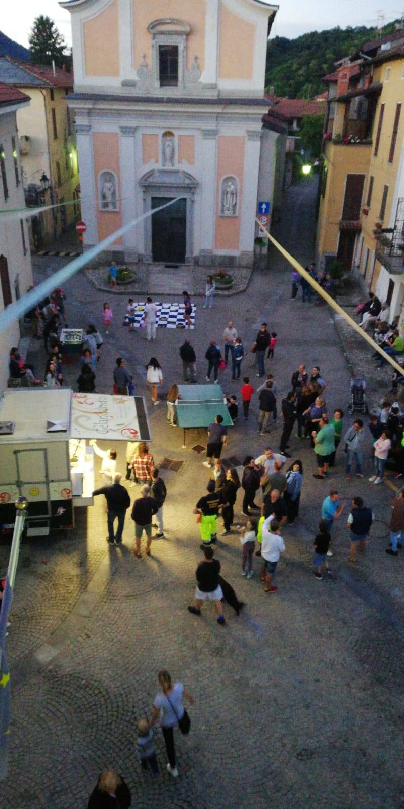 Arriva il gelato, la piazza si anima