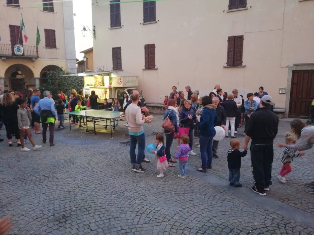 Arriva il gelato, la piazza si anima