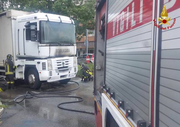 Camion della scuola guida in fiamme