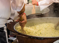 Piazza piena per la Festa del pane