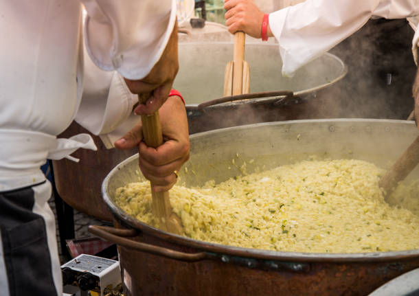 Piazza piena per la Festa del pane